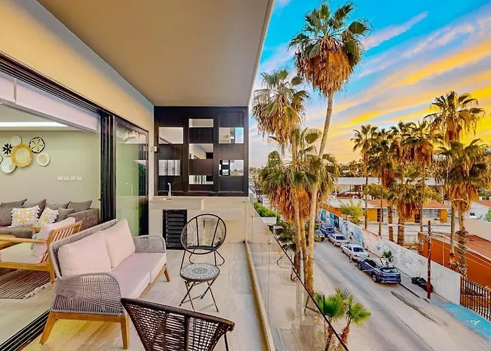 Сasa de vacaciones Downtown With Great Views, Shared Pool, Hot Tub, & Grill