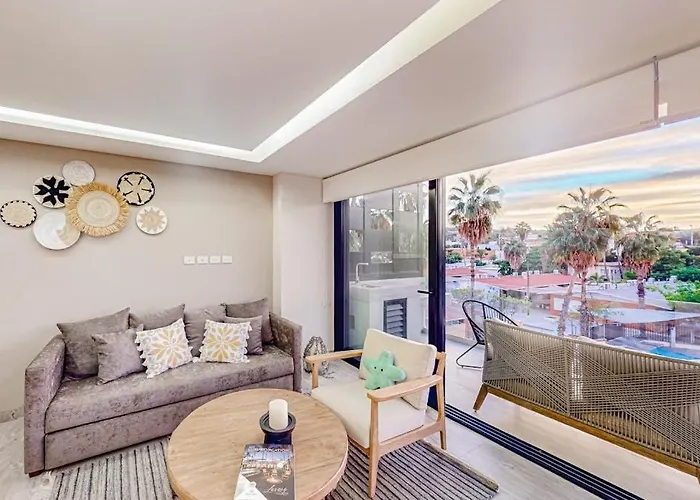 Downtown With Great Views, Shared Pool, Hot Tub, & Grill