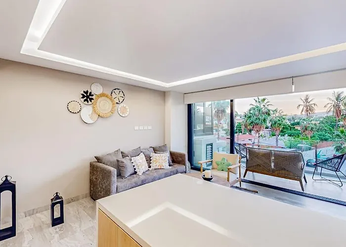 Downtown With Great Views, Shared Pool, Hot Tub, & Grill *