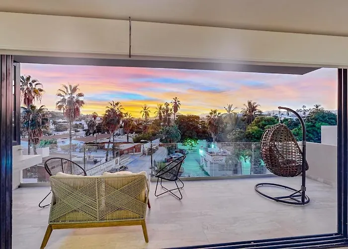 Сasa de vacaciones Downtown With Great Views, Shared Pool, Hot Tub, & Grill
