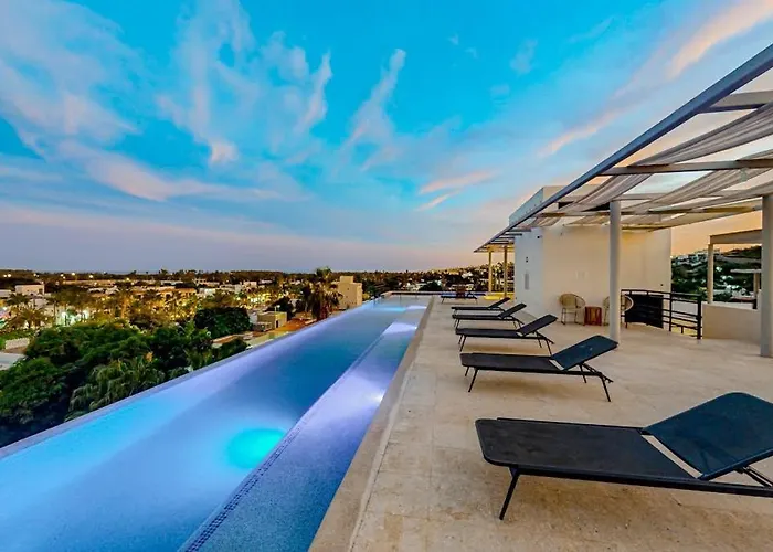 Downtown With Great Views, Shared Pool, Hot Tub, & Grill *