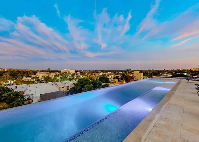 Downtown With Great Views, Shared Pool, Hot Tub, & Grill *